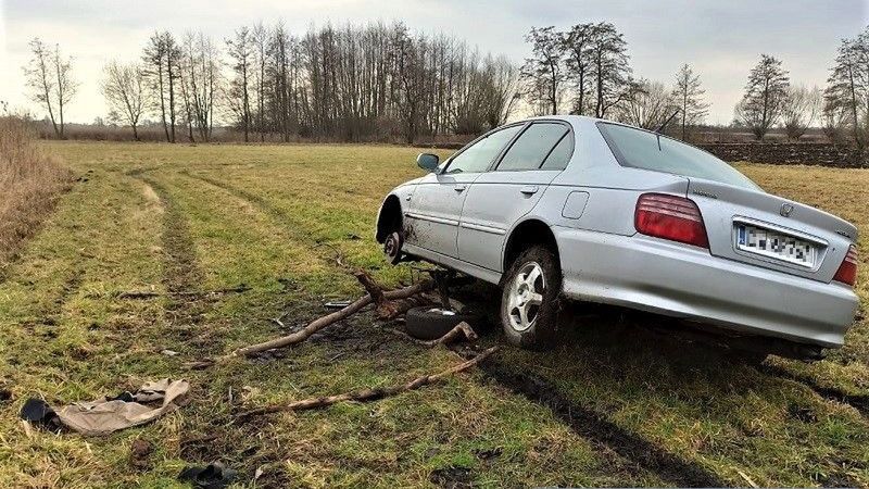 Wrocław. Po łup skradzionym samochodem. Oszuści skończyli w błocie