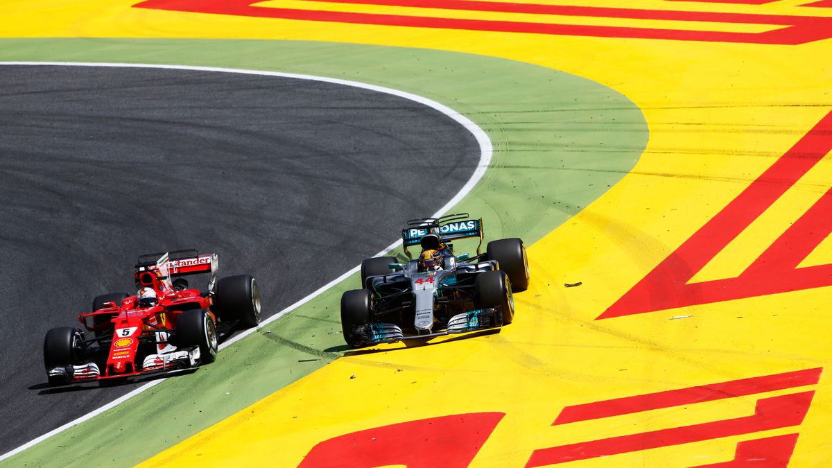Sebastian Vettel w bolidzie Ferrari w walce z Lewisem Hamiltonem z Mercedesa