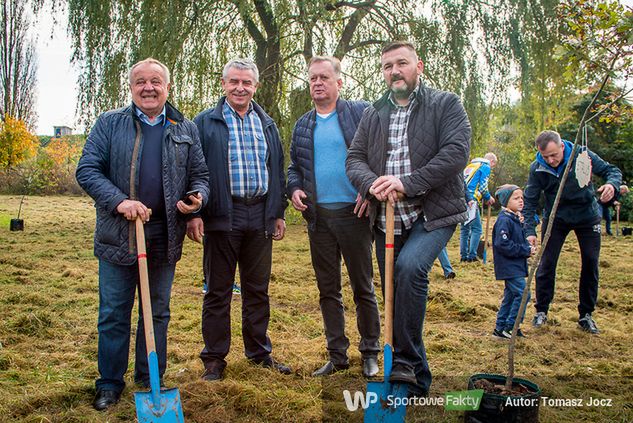 Jerzy Synowiec (drugi z prawej) razem z Władysławem Komarnickim i Ireneuszem Maciejem Zmorą