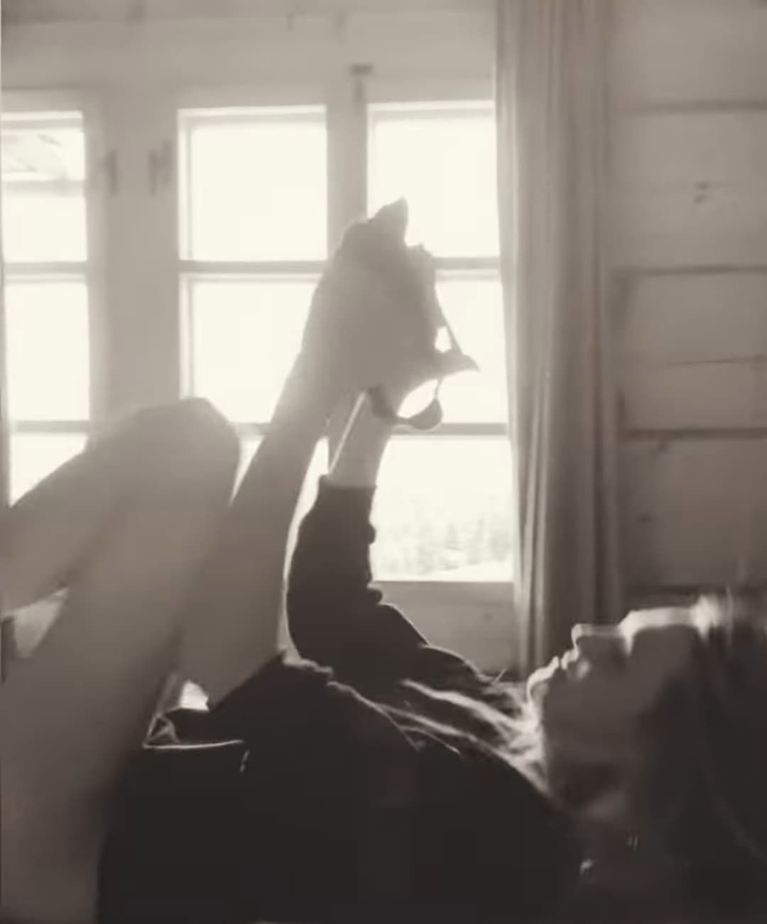 Ola Żebrowska zakłada majtki