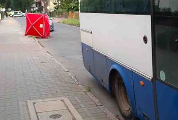 Śmiertelny wypadek w Żarach. Ciągnął autobusem mężczyznę