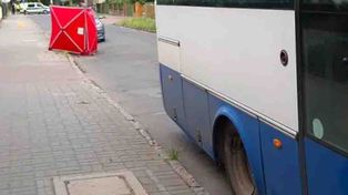 Śmiertelny wypadek w Żarach. Ciągnął autobusem mężczyznę
