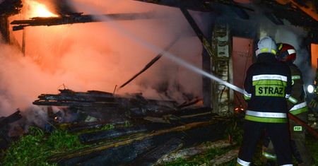 Pożar w Więciórce. Ogień zaatakował budynki gospodarcze i dwa domy