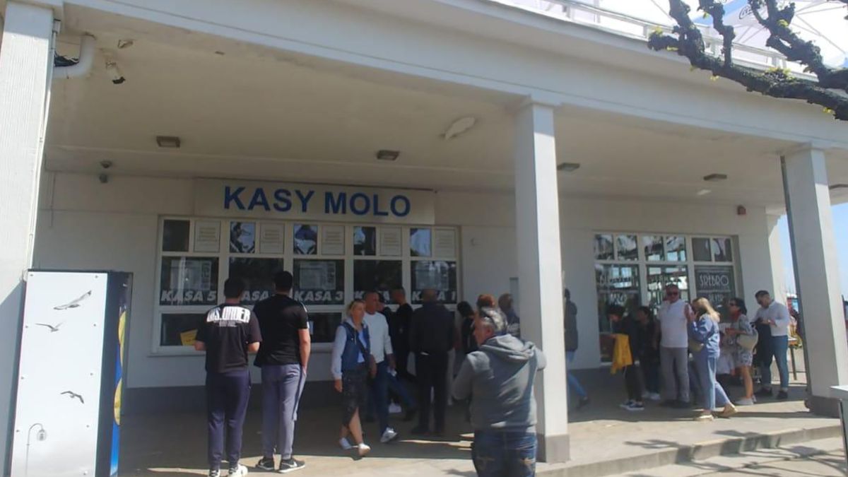 Kolejki do kas na sopockim molo  jeszcze przed majowym weekendem 