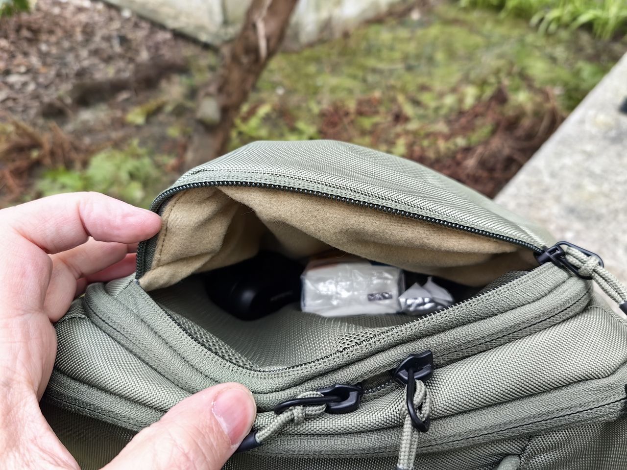 Thule Chasm 26l - kieszeń szybkiego dostępu