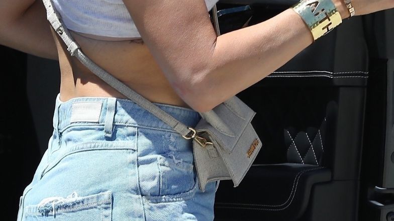 Jennifer Lopez buszuje po sklepie z antykami