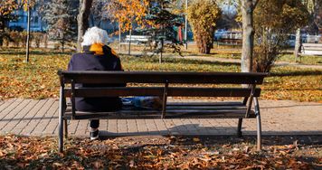 Jesienią seniorzy mają mniej światła. Badanie pokazuje, dlaczego liczy się poranek