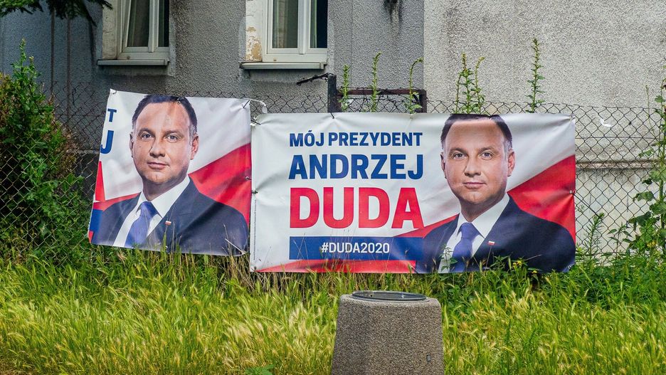 Pocięli nożyczkami baner Dudy. Wyrok w sprawie znieważenia prezydenta
