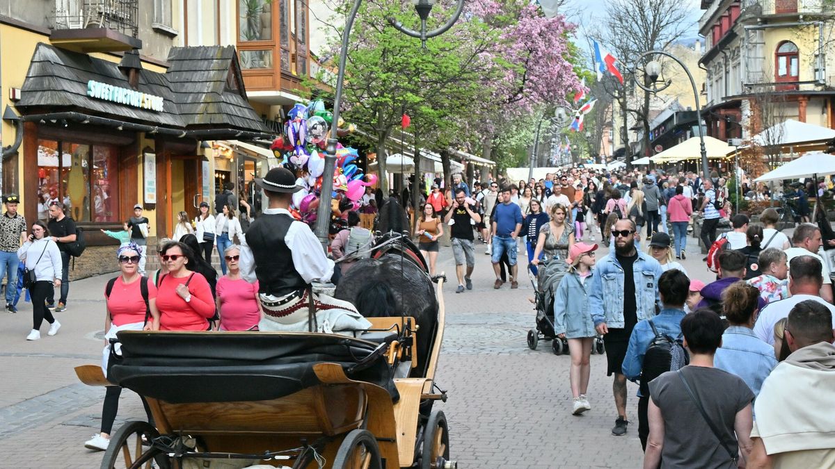Majówka 2025
Fot. Pawel Murzyn/East News, 02.05.2025 Zakopane. Poczatek dlugiego majowego weekendu w Zakopanem. N/z tlok na Krupowkach.
Pawe? Murzyn
