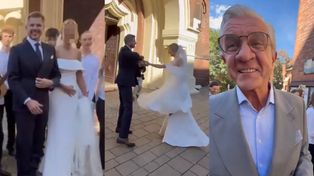 Rozanielony Zygmunt Chajzer zaśpiewał nowożeńcom pod kościołem "All You Need Is Love". W tle odezwała się żona Filipa: "Chodź, TATO" (WIDEO)