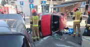 Auto po uderzeniu przewróciło się na bok. Przerażające nagranie z Łodzi