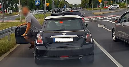 Awantura drogowa. Agresywnie wybiegł na innego kierowcę
