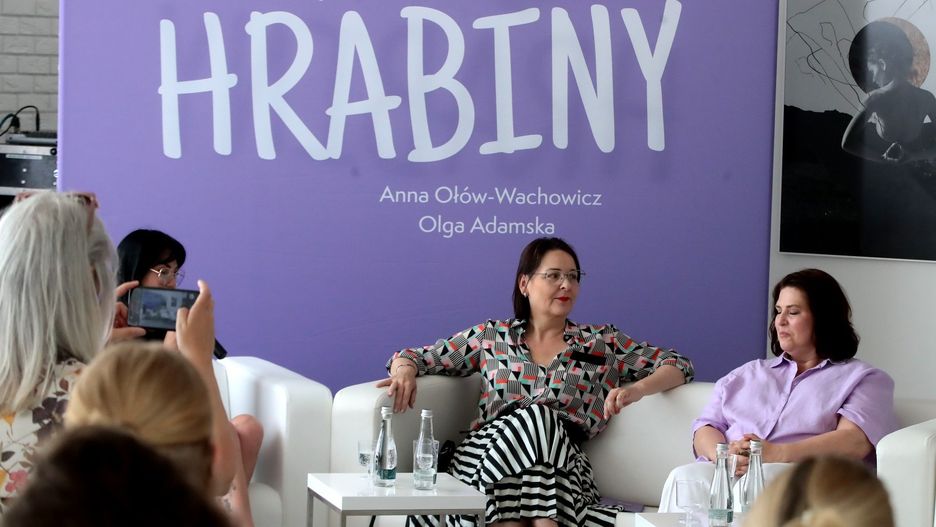 Cykl „Hrabin” narodził się na scenie Teatru Polskiego w Szczecinie, gdzie Olga Adamska z powodzeniem wystawia spektakl „My hrabiny nie płaczemy”.