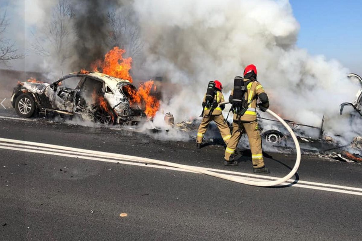 Stanął w ogniu na środku drogi. Dramat w Świebodzinie