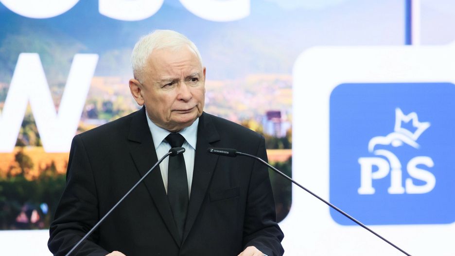 Jarosław Kaczyński przy aktualnym logo PiS 