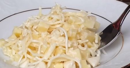 Sałatka biała dama to hit na komunię. Słusznie zasłużyła na swoją nazwę, a ze stołu znika pierwsza
