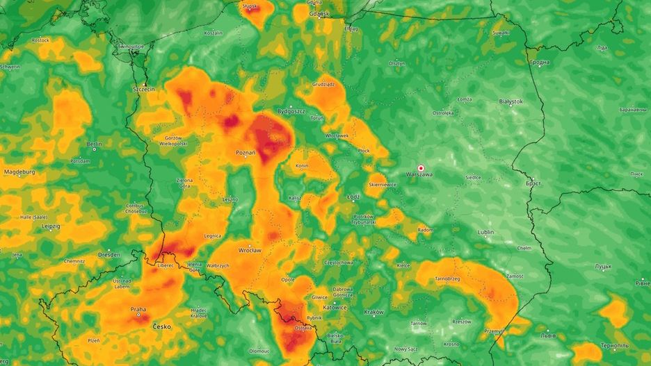 Pogoda. Front z burzami nad Polską. Podczas burz porywy wiatru mogą przekraczać 70 km/h (kolor czerwony na mapie z prognozą IMGW na sobotni wieczór)