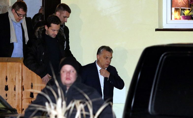 Viktor Orban wychodzi z pensjonatu w Niedzicy po spotkaniu z Jarosławem Kaczyńskim