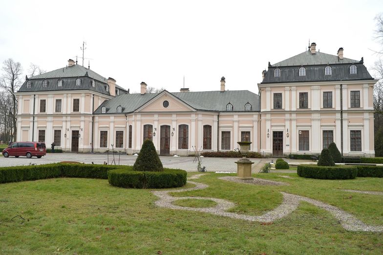 Pałac w Sieniawie ufundowano na pocz. XVIII w. przez hetmana wielkiego koronnego Adama Sieniawskiego, który w XIX w. wszedł do rodziny Czartoryskich