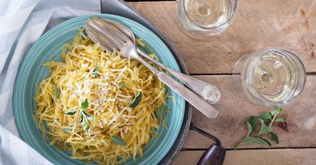 Ugotowany makaron bezglutenowy z kukurydzy