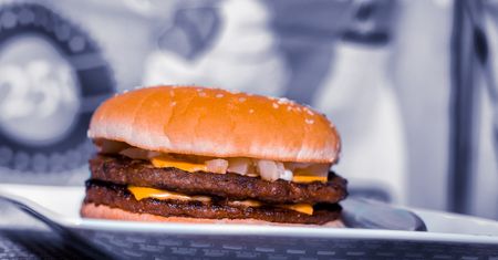 Podwójny cheeseburger