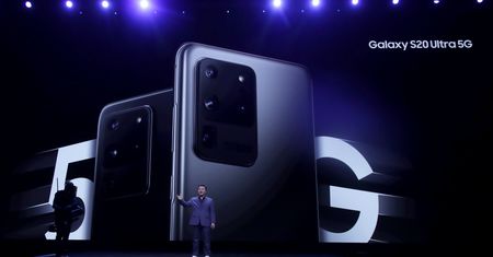 Samsung Galaxy S20 Ultra jest potężny – także fizycznie. Nie zmieści się wam do kieszeni