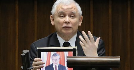 Prezes PiS w Sejmie z tabletem. A na monitorze profesor Gliński