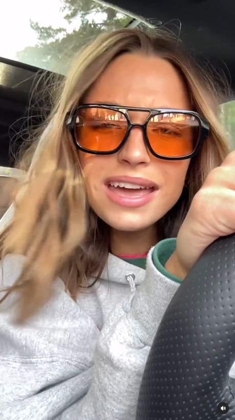 Julia Wieniawa nagrywa na Instagram, prowadząc auto