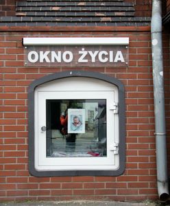Dwulatek w oknie życia. Policja ustala jego tożsamość