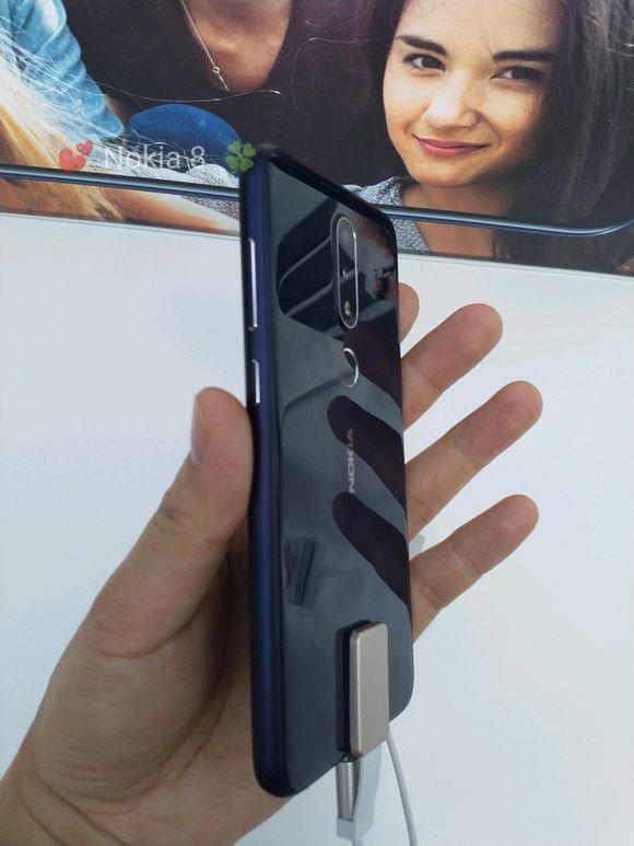 Nokia X6 na zdjęciach. Finowie również chcą mieć klona iPhone'a X 8