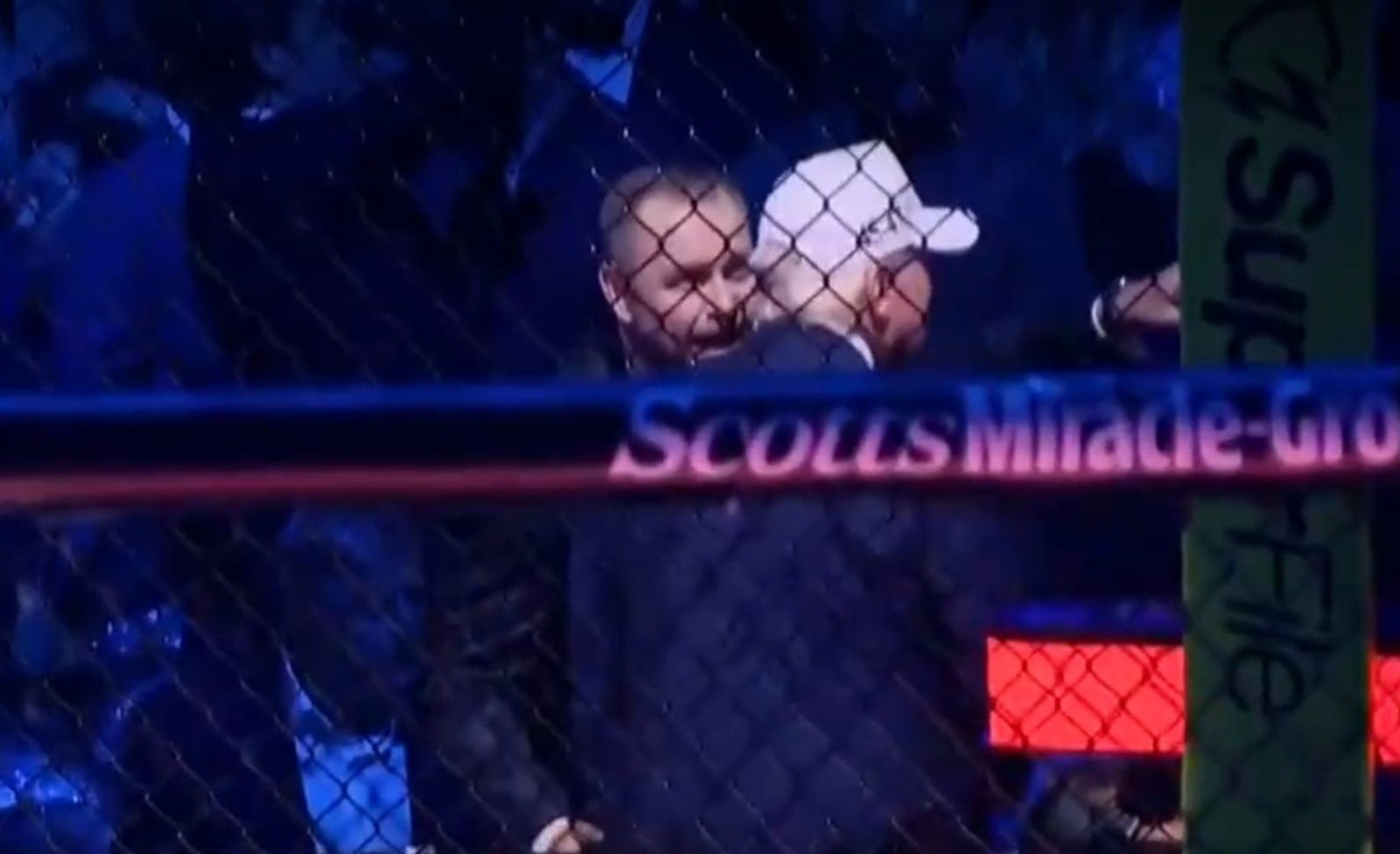 Kamery ich przyłapały. Trump i Nawrocki rozmawiali na gali UFC