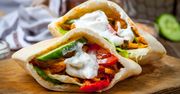 Chlebki pita z kurczakiem i warzywami