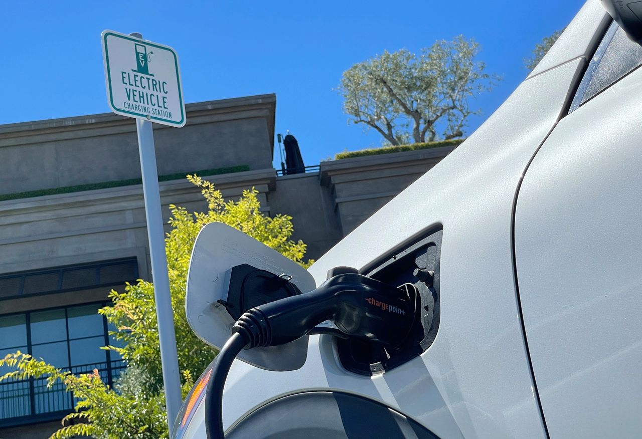 Kalifornia apeluje o oszczędne używanie aut elektrycznych. Przez upały brakuje prądu