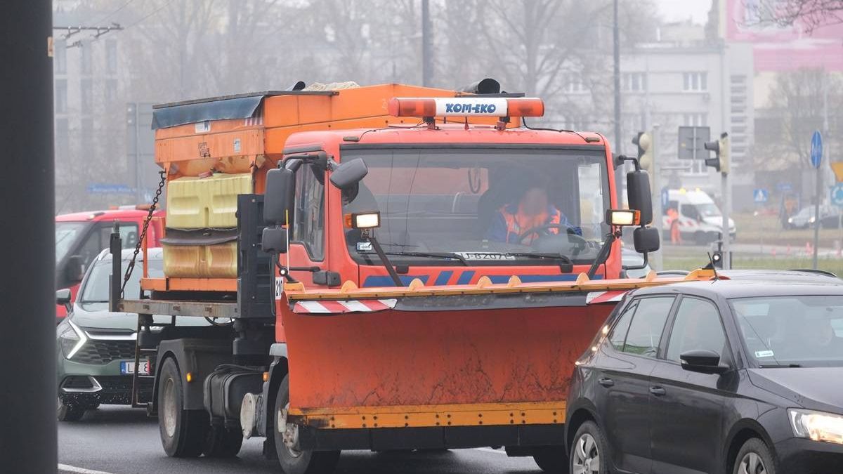 Pługosolarka oczekująca przed skrzyżowaniem