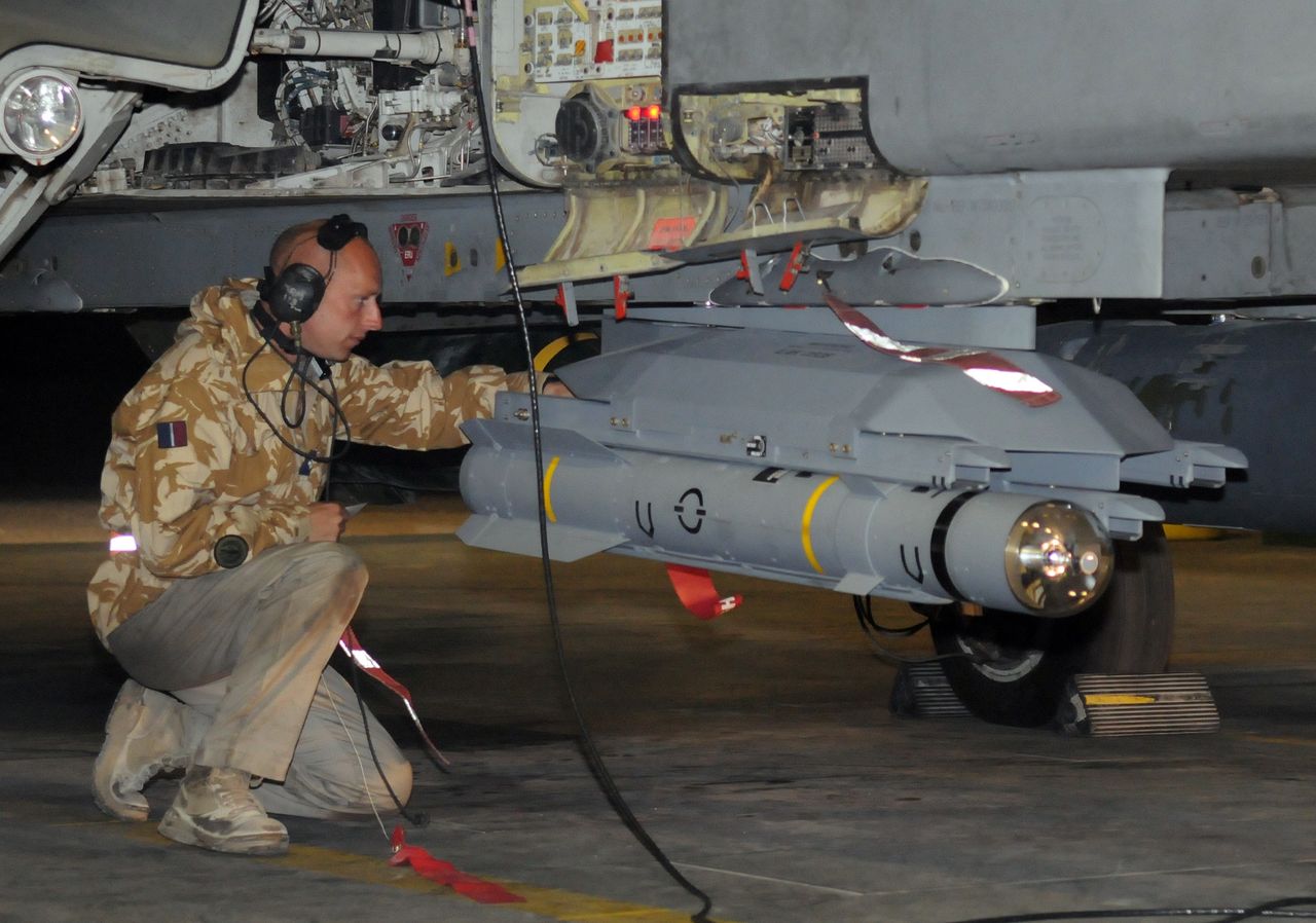 Załadunek pocisków rakietowych Brimstone na samolot Tornado GR4 należący do Royal Air Force.