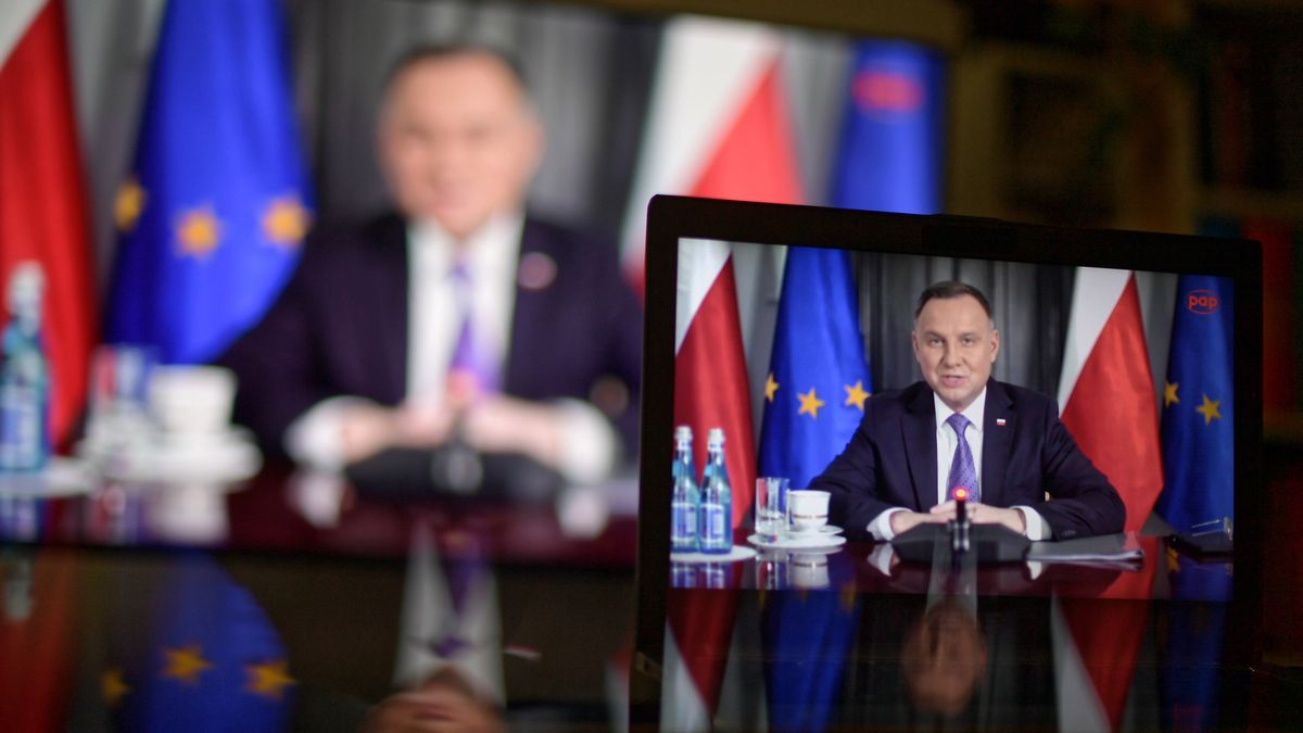 Warszawa, 23.04.2021. Prezydent RP Andrzej Duda podczas panelu eksperckiego �Klimat � gospodarka � społeczeństwo. Wyzwania przyszłości�, transmitowanego z Pałacu Prezydenckiego i oglądanego w jednym z mieszkań w Warszawie, 23 bm. (sko) PAP/Marcin Obara
