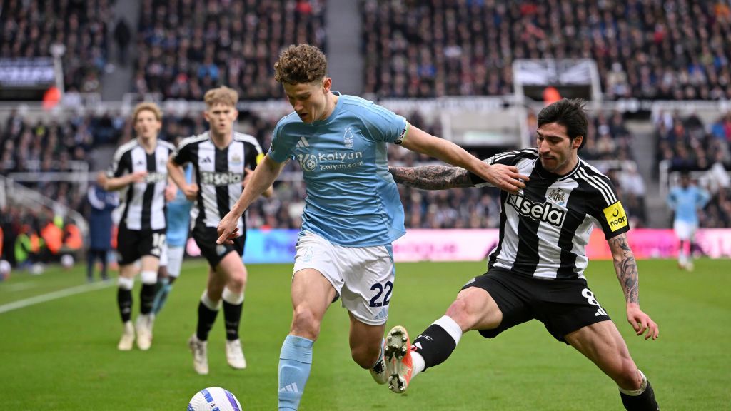 Getty Images / Stu Forster / Na zdjęciu: Ryan Yates (Nottingham Forest) i Sandro Tonali (Newcastle United)