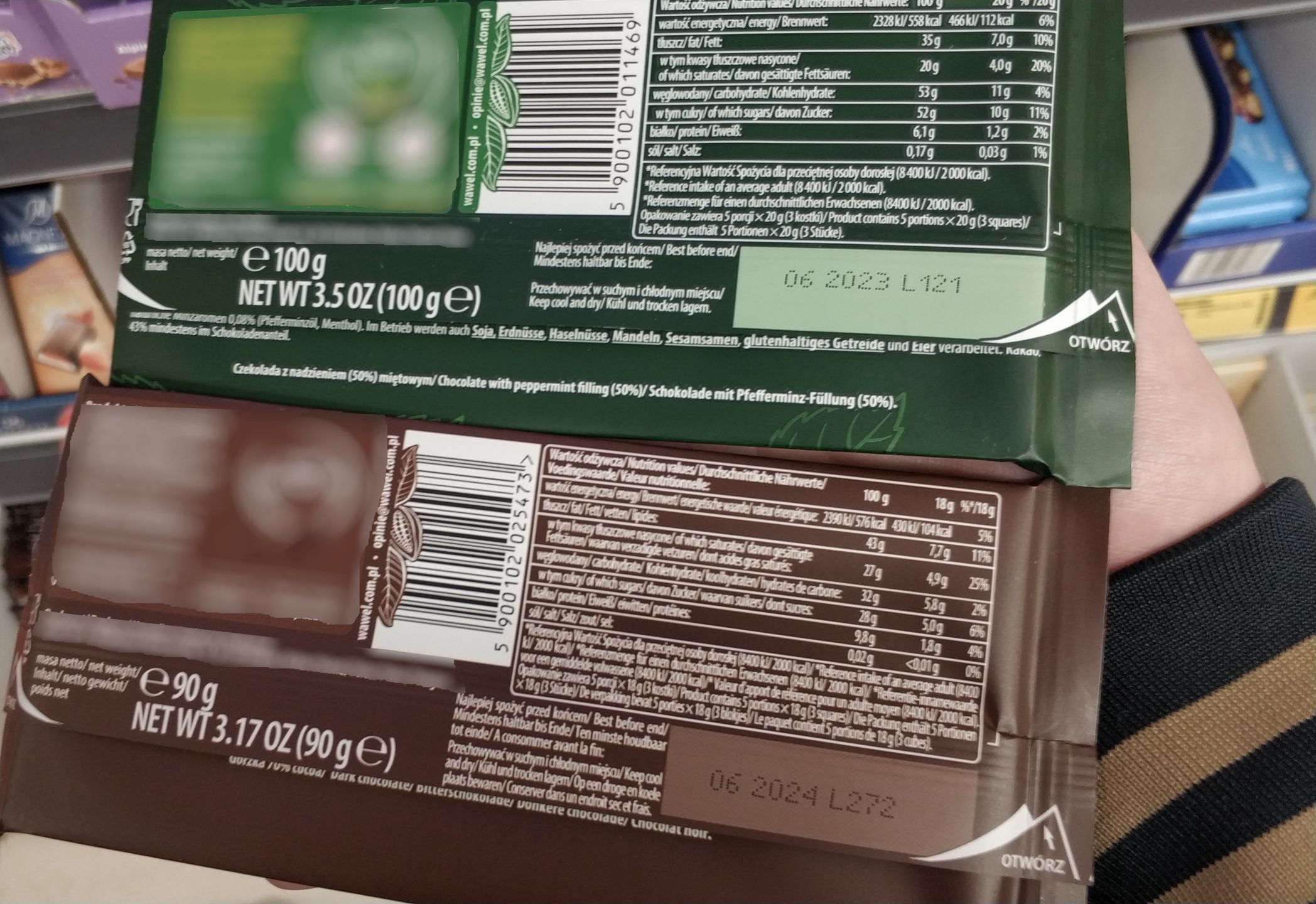 Na zdjęciu dwie tabliczki czekolady - gorzka i miętowa. Pierwsza ma 90 g wielkości, druga - 100 g