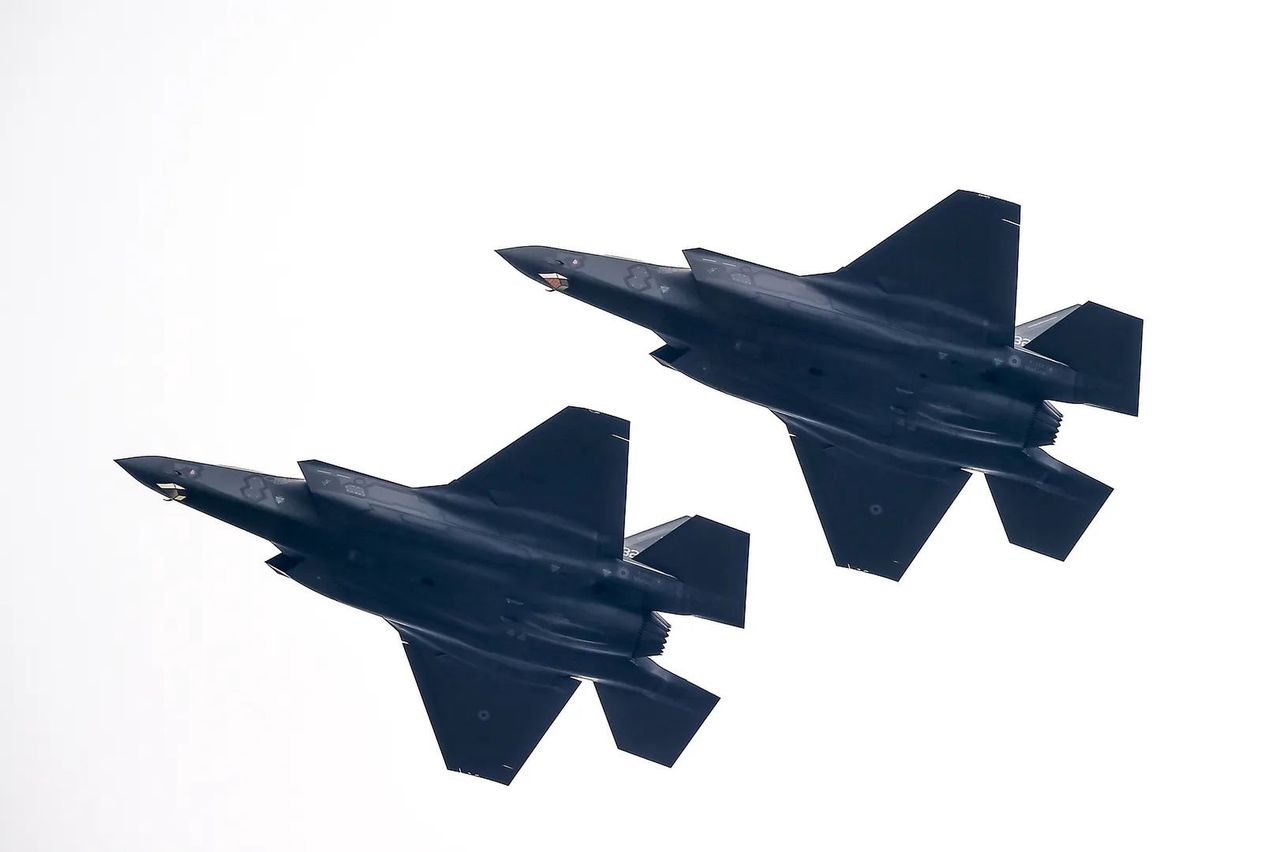 Dwa myśliwce F-35 w locie, zdjęcie ilustracyjne