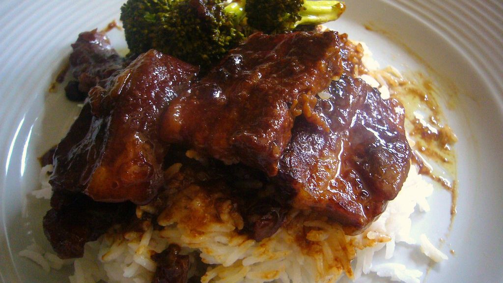 Pieczona peklowana szynka wieprzowa z kością (mięso i tłuszcz) z dodatkiem naturalnego soku