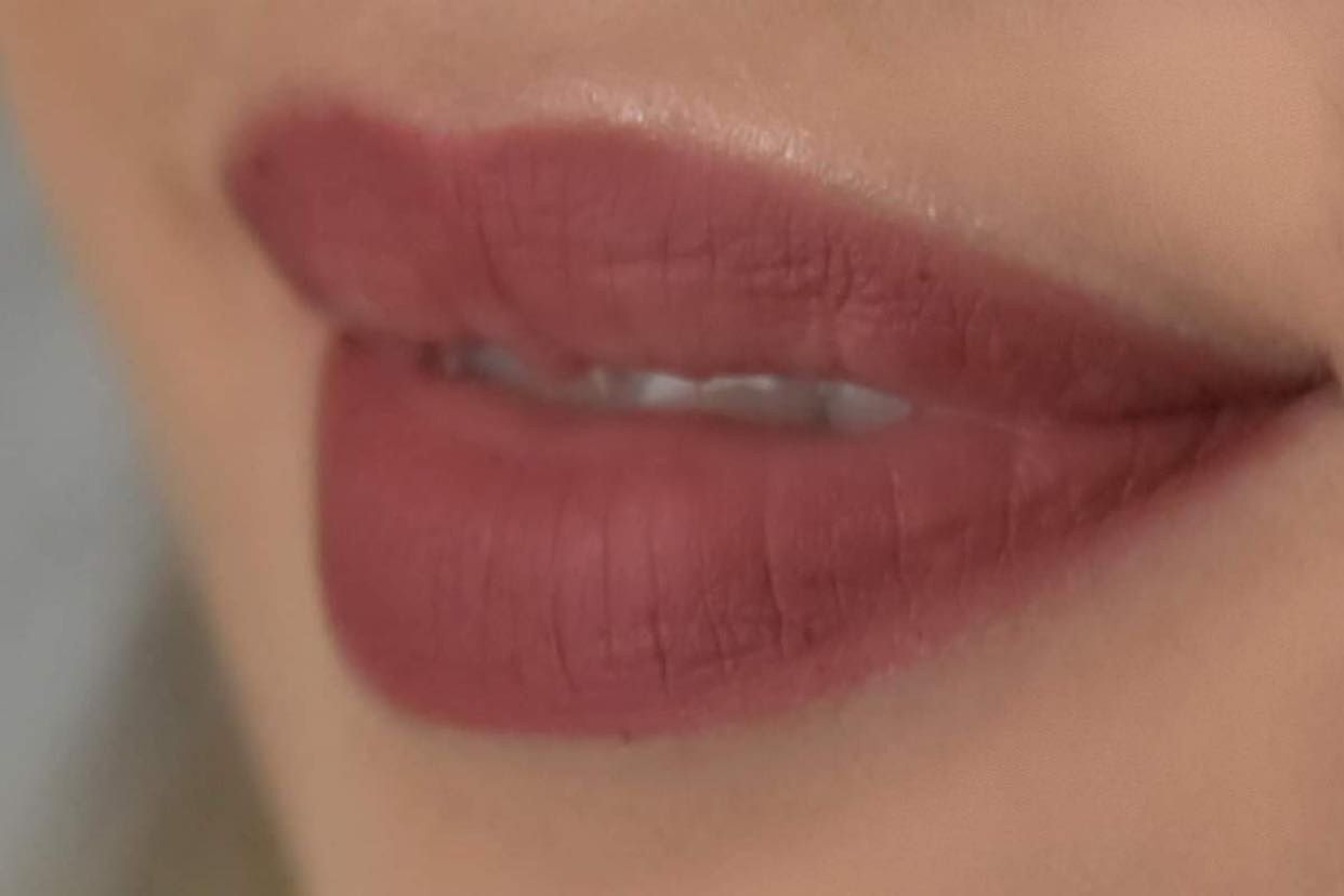 Pillow Talk Charlotte Tilbury na ustach