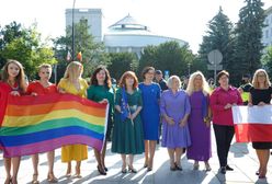 Zaprzysiężenie Andrzeja Dudy. Lewica manifestuje przed Sejmem z tęczową flagą