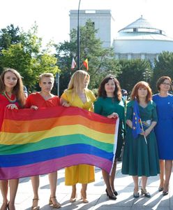 Zaprzysiężenie Andrzeja Dudy. Lewica manifestuje przed Sejmem z tęczową flagą