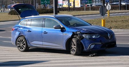Wypadek na rondzie w centrum. Dacia uderzyła w renaulta. Jedna osoba w szpitalu