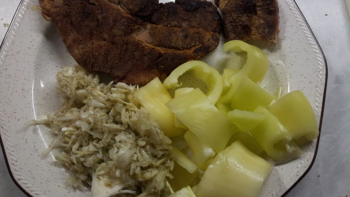 Opiekana na patelni peklowana szynka wieprzowa z kością (mięso i tłuszcz) z dodatkiem naturalnego soku