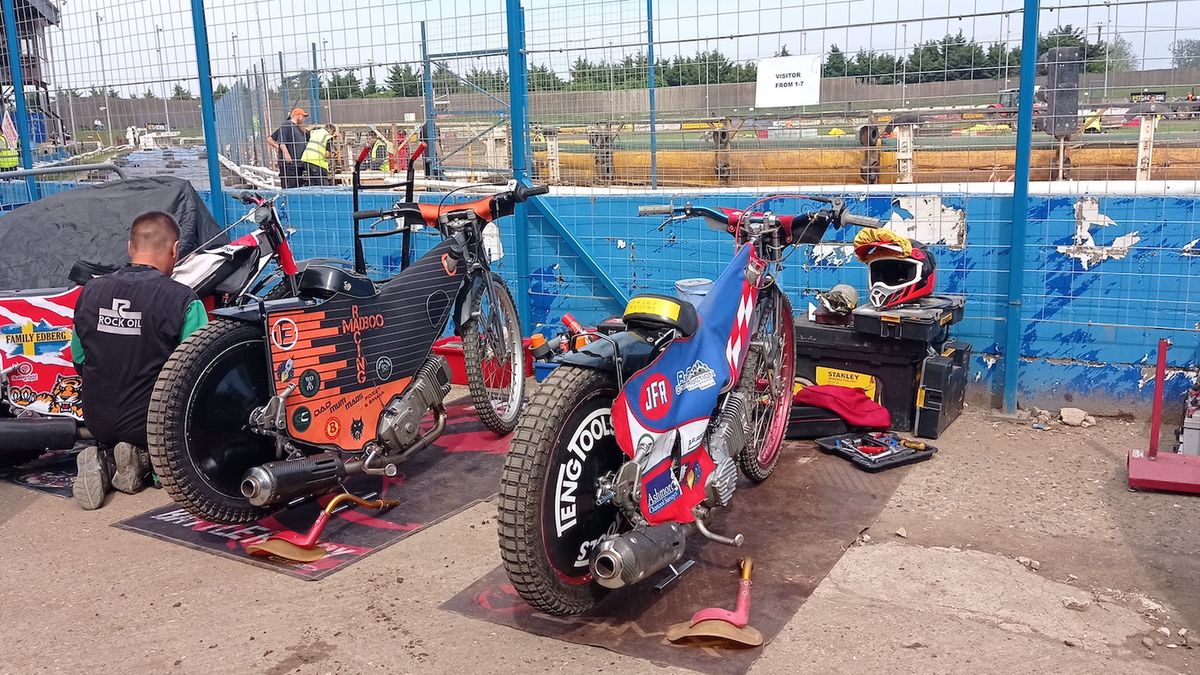 WP SportoweFakty / Stanisław Wrona / Na zdjęciu: Park maszyn na stadionie w Mildenhall