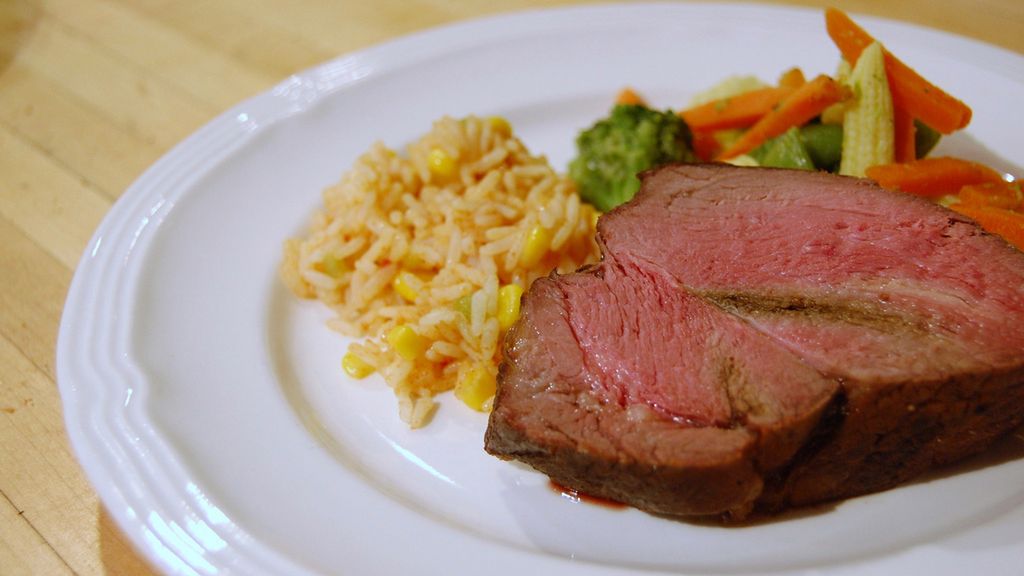 Opiekana na patelni peklowana szynka wieprzowa bez kości (mięso i tłuszcz) z dodatkiem naturalnego soku