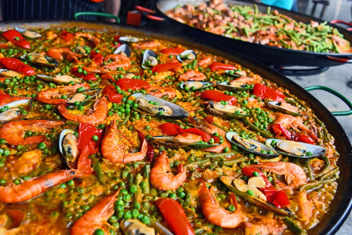 Paella to dziś jeden z symboli hiszpańskiej kuchni