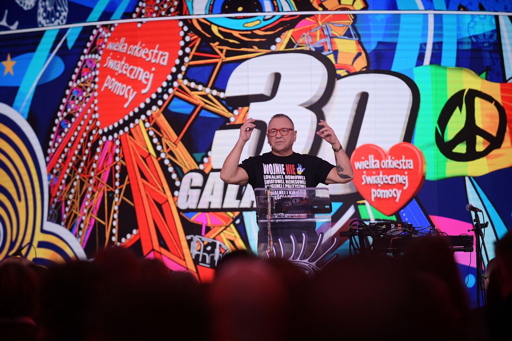 Na zdjęciu Jurek Owsiak w trakcie prezentacji wyniku 30. finału WOŚP