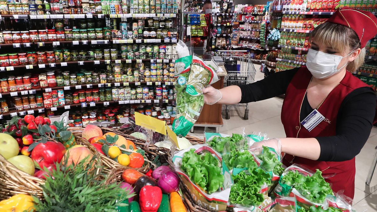 KAZAN, RUSSIA - MARCH 28, 2020: An employee in a Bakhetle supermarket at Kazan's Mega shopping centre, a face mask and gloves on amid the ongoing COVID-19 pandemic. Taratstan's authorities have decided to close all the stores at shopping centres, with the exception of groceries and chemists', from March 28 to April 5. Yegor Aleyev/TASS (Photo by Yegor Aleyev\TASS via Getty Images)